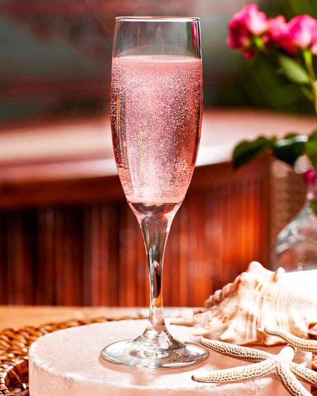MunzingenCanada's tweet photo. Curvee rose - with only 24 calories per glass (100ml) this #chardonnay has less calories than normal. #lowcaloriewine #thirstythursday #wine https://t.co/iZaBdWxUxO