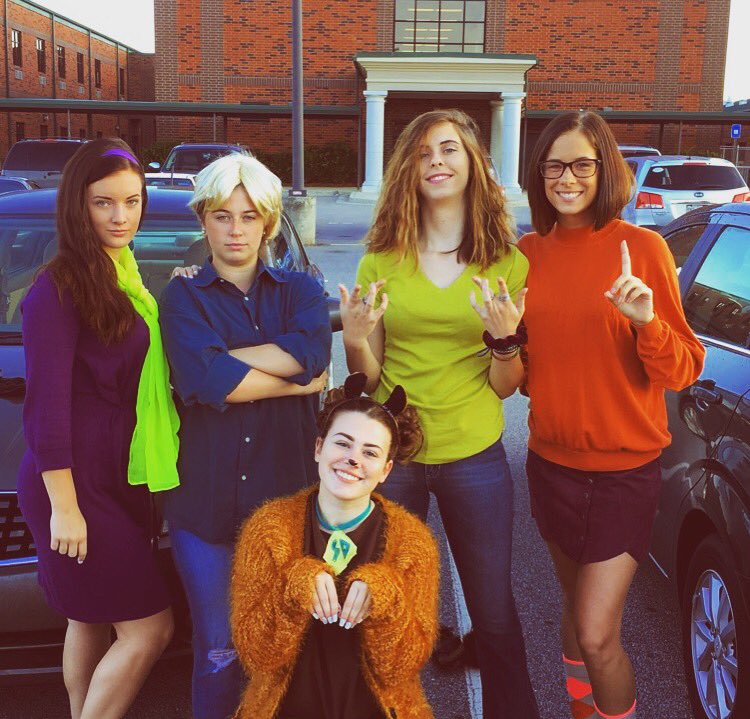 graceemoore11's tweet photo. to the mystery van 😉 #clique #scoobydooo https://t.co/8GNXY4jR9Z