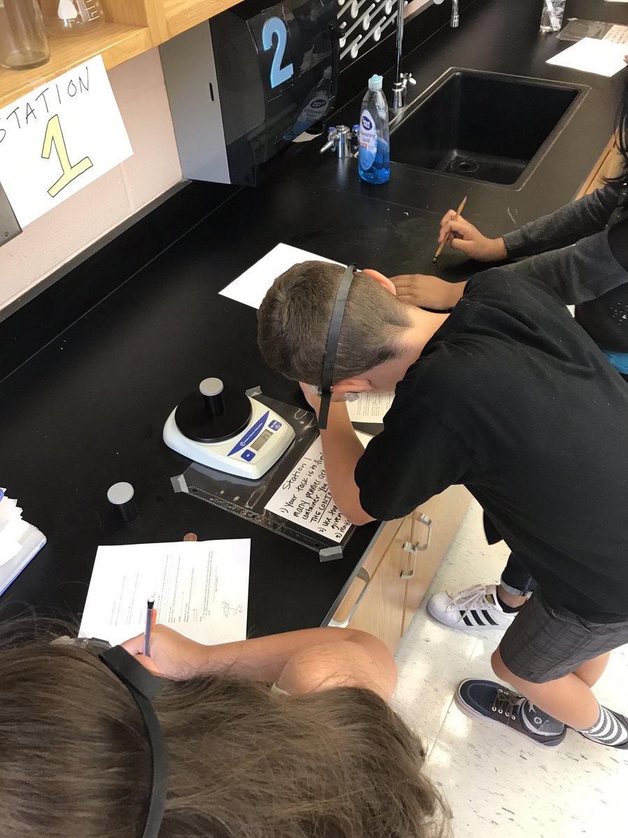 It's lab day in #6thgraderocks @DDMSDragons  #measuring #safetyequiptment