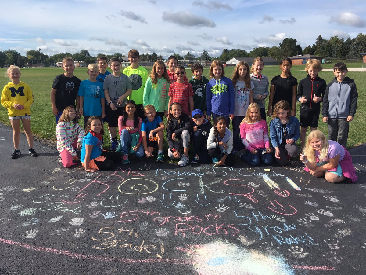 MsDevine111's tweet photo. Using sidewalk chalk to spread words of encouragement. #heritagelearn #sascompass https://t.co/nofGsHhThA