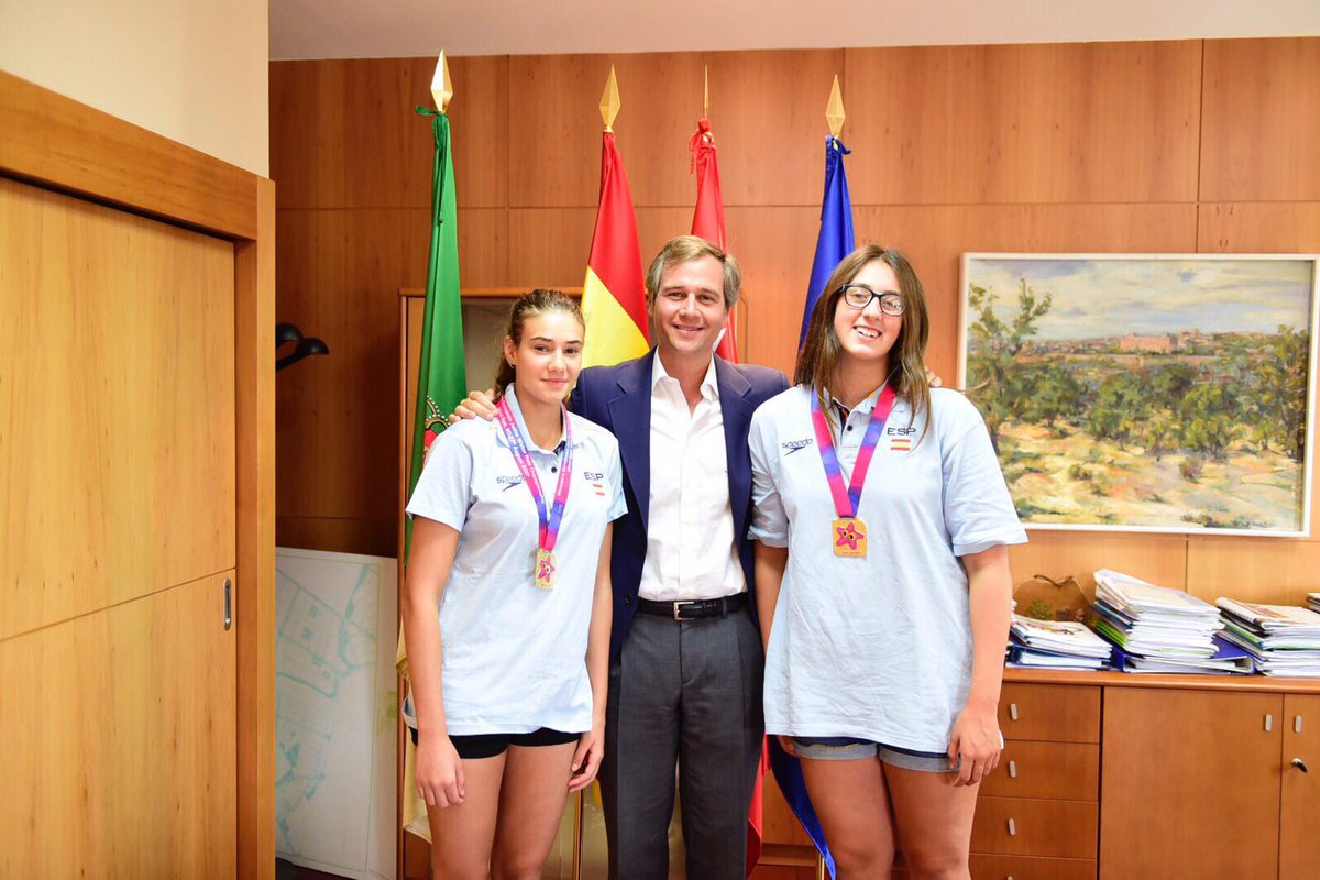 Aglezterol's tweet photo. Felicitando a dos jugadoras del Club de Natación #Boadilla x convertirse en campeonas de Europa con la selección nacional!! #enhorabuena https://t.co/0BGhMUTjdr