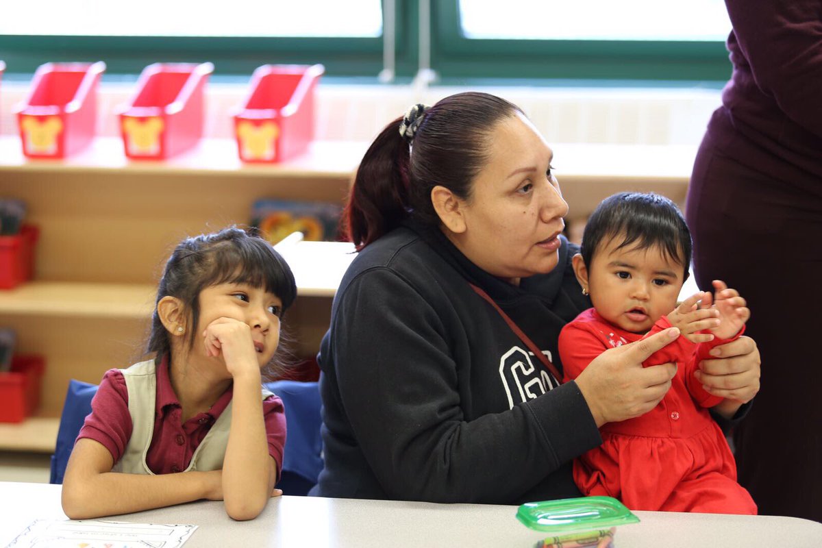 ¡Feliz vuelta a clases! <a href="/CarmenFarinaDOE/">Carmen Fariña</a> meets parents &amp; students in a Dual Language class at PS76, #Queens | #BackToSchoolNYC