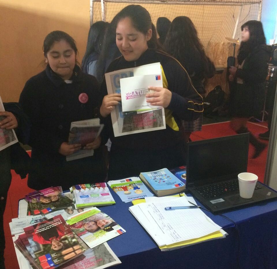 IpsLosLagos's tweet photo. Participamos en Feria orientada a estudiantes, a quienes entregamos información y acceso #ClaveÚnica para trámites #EducSuperior #PtoMontt https://t.co/nOx3jMewOw