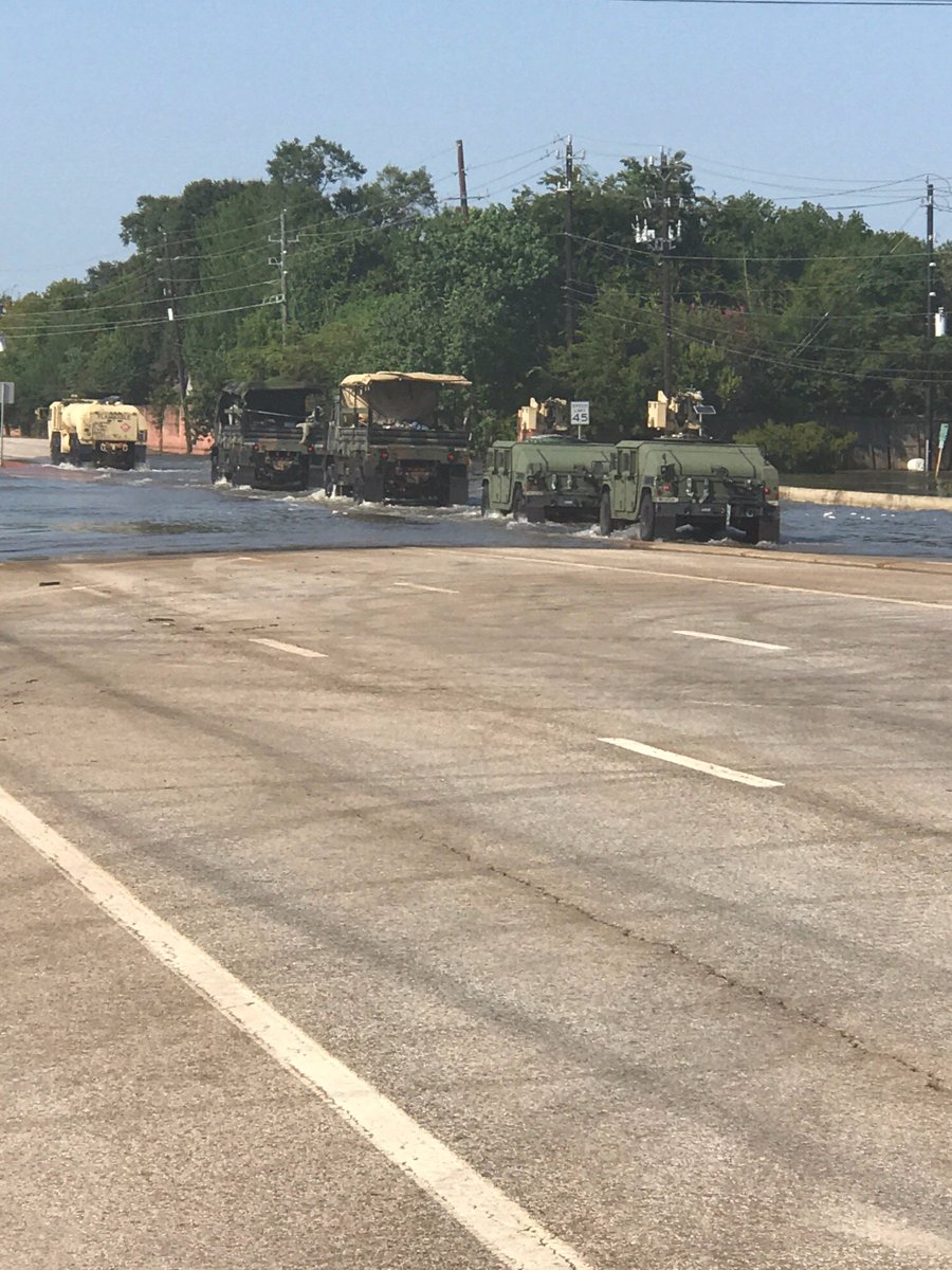 PlanoPoliceDept's tweet image. More photos from Houston as our officers continue to assist with hurricane relief efforts with @houstonpolice  #TexasStrong
