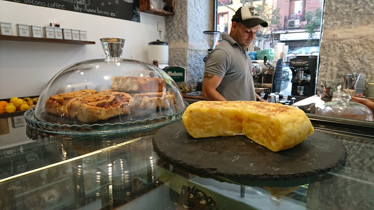 TapasMadrid's tweet photo. マドリードのカフェ最新事情で紹介したラストロ地区の @boconocoffee
スイーツや軽食も充実してます。ちなみににここは、地下で自家焙煎してます。 https://t.co/ZhSrXN6tjU