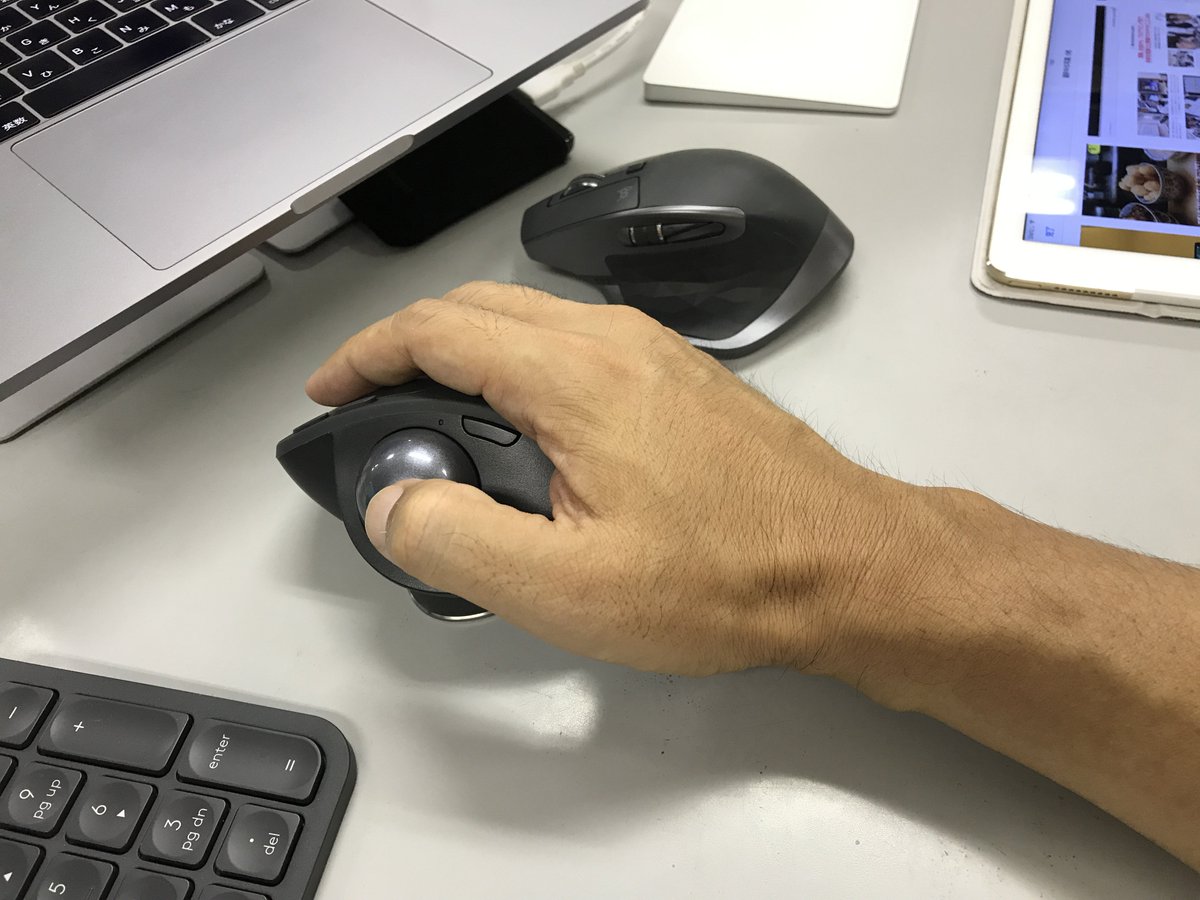 flick_mag's tweet image. 【トラックボール使いにオレはなる・2日目】だいぶ使い慣れて来たけど、やっぱりやりにくい作業はやりにくい。指疲れる。 #Logicool #MX_ERGO bit.ly/2w6wCw1