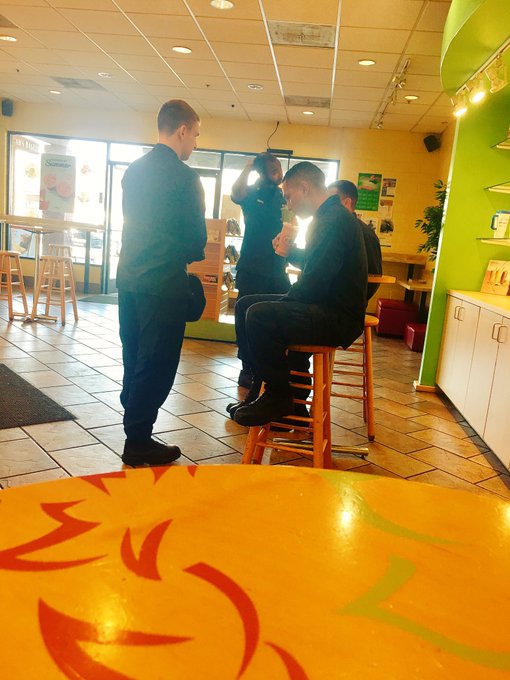 I didn't know I signed up for a pre scene gangbang @ robeks ?? https://t.co/in0bo9JuwB