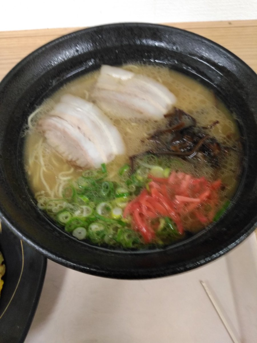 secrethall's tweet image. 九州上陸作戦
九州と言えば豚骨ラーメン
まずはラーメンをいただきます‼

夜中の１時お客さんは私のみ、煮込みすぎたのか？ちびっとしょっからい
まぁでも美味です。