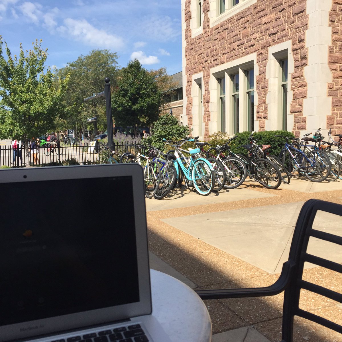 rockwellhouse's tweet photo. Loving the sun by the DUC - but it'd be even better if you were here! Come lunch/study/chat with @BethScriven. #Episcopal #campusministry https://t.co/tt6WFeQJM1