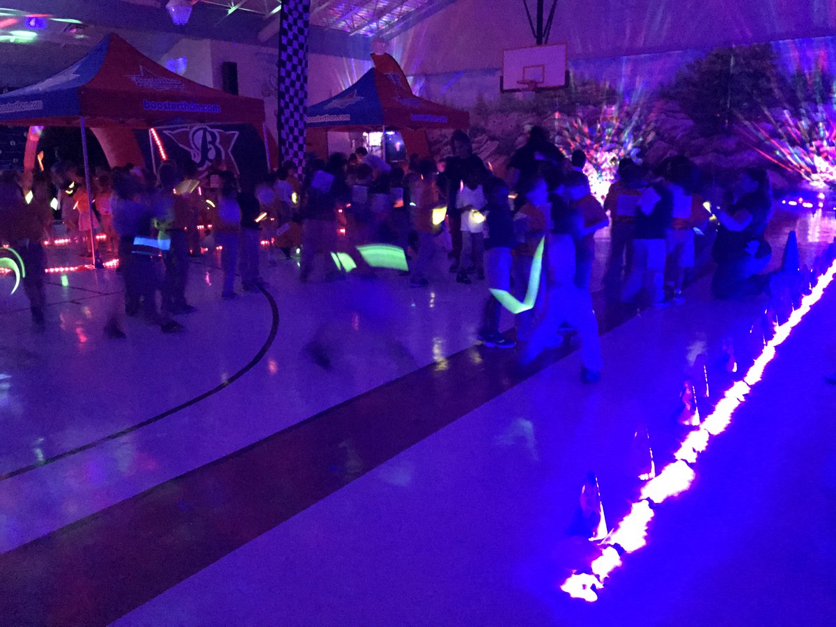 CollierES's tweet photo. Wow! What an event! The 1st grade Collier Glow Run is happening now! #gogold #colliercares #boosterthon https://t.co/wijuDu3o81