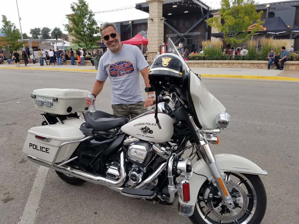 jarafide's tweet photo. Who wouldn't be a Police Officer!!... #harleydavidson #roadkingpolice #roadking #police #parkcity #sturgis2017 https://t.co/JBXjrsjEch