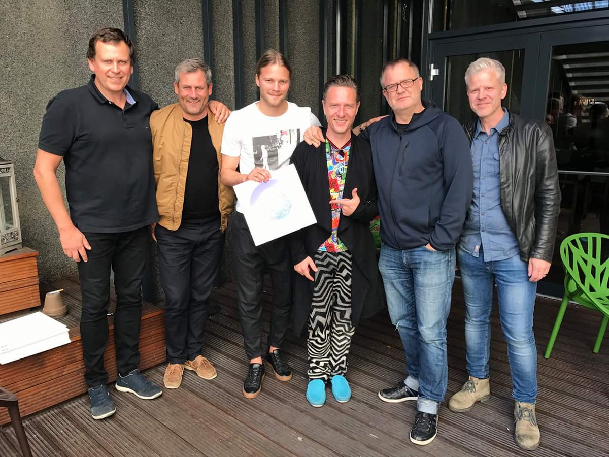 Fyrsta eintakið afhent!
Það var knattspyrnumaðurinn Birkir Bjarnason sem veitti fyrsta eintakinu af Á plánetunni jörð viðtöku.