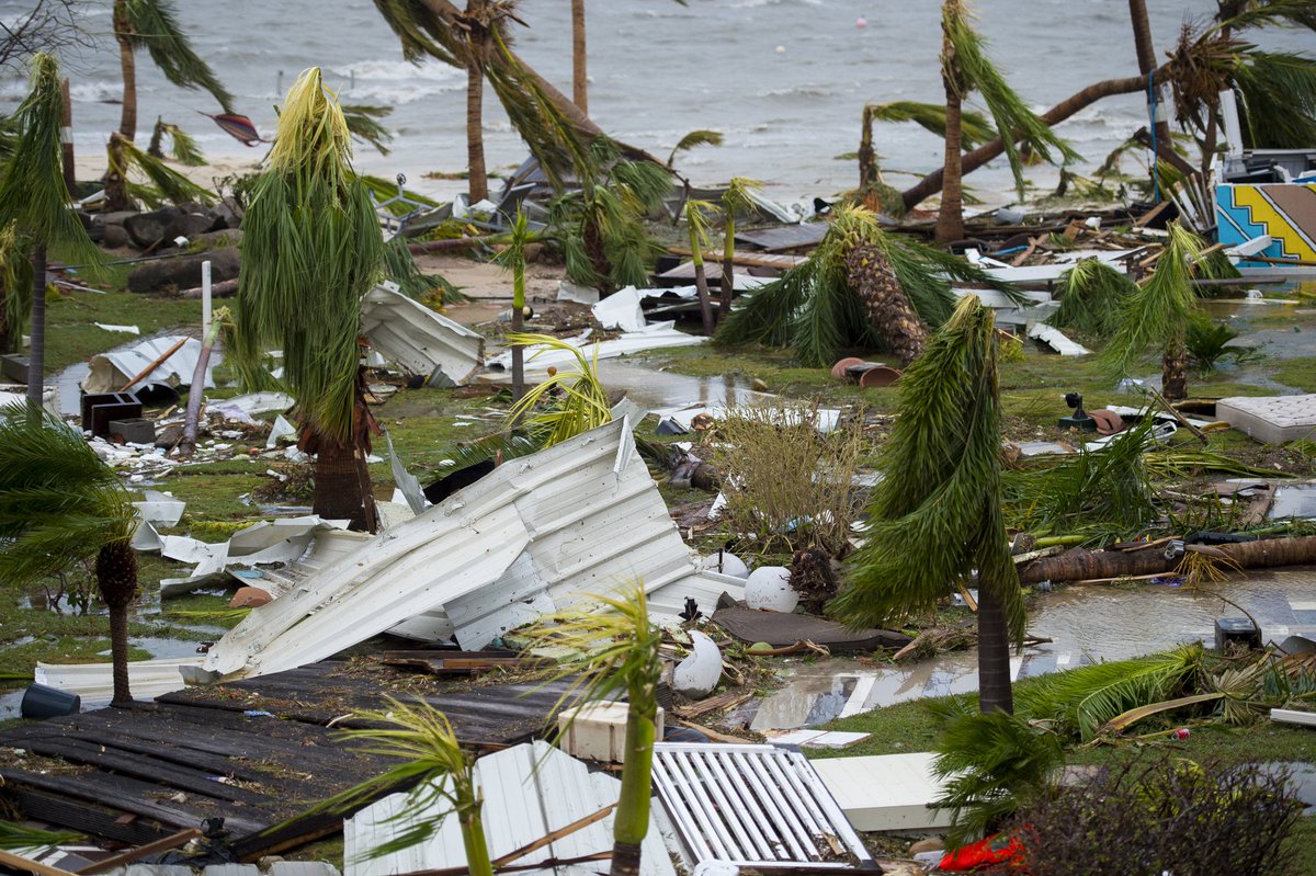 CNNEE's tweet photo. Revisión a la cifra de muertos por Irma en el Caribe: son 6 fallecidos https://t.co/j2JktqGndN https://t.co/VL7Xsw6pQo