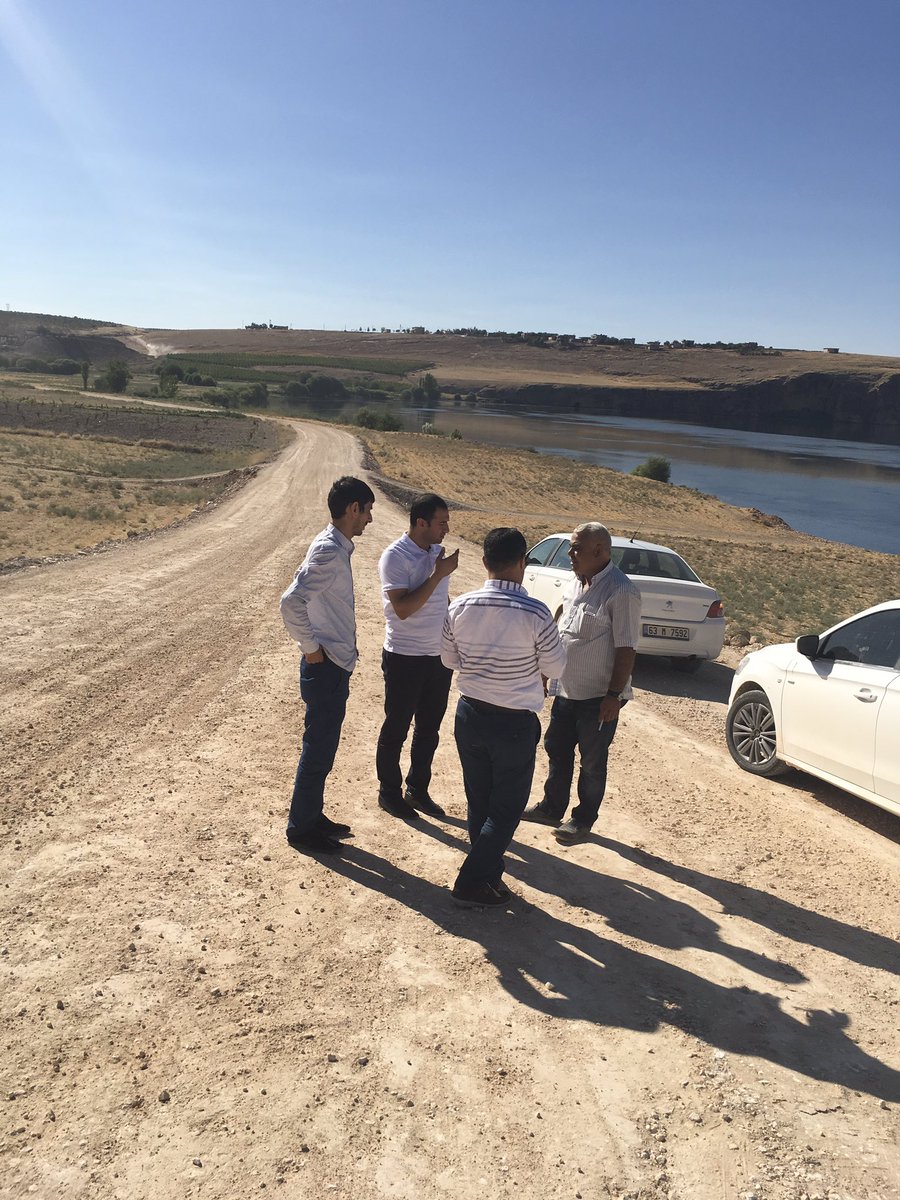 Bozova ilçemizde yapımı devam eden ırmakboyu grup yolunda çalışmalarımızı denetledik. #BüyükşehirHeryerde <a href="/nihatcftc/">Nihat ÇİFTÇİ</a>