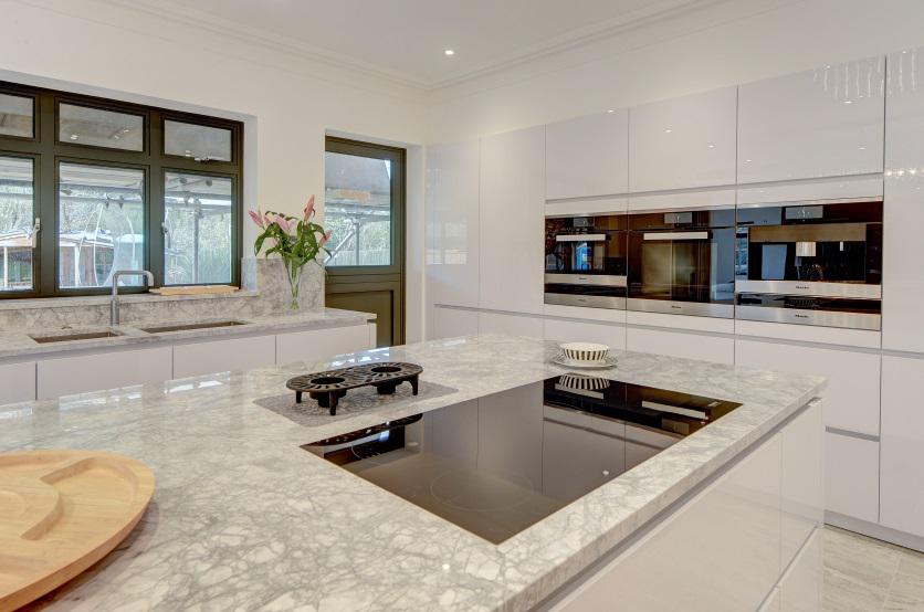KitchCoUK's tweet photo. Chris' Project for Lacey. It is an elegant glossy white kitchen with marble accents.
https://t.co/FsICqavSw7
#KitchenDecors #KitchenDesign https://t.co/x6oPclkBqR
