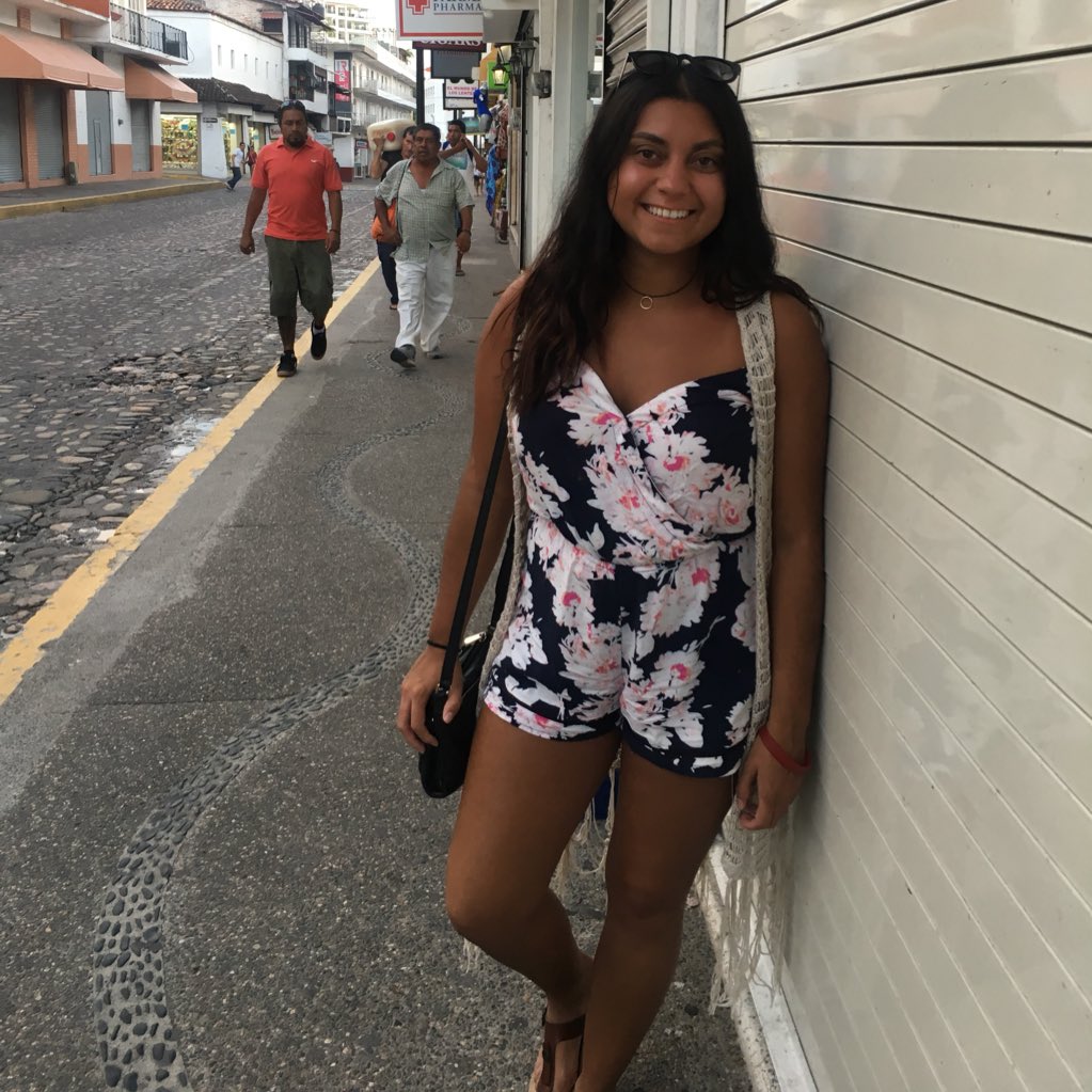 rojomaria12's tweet photo. #NewProfilePic peep my 2 uncles behind me!! #jk #notmyfam #atall #butmaybe?? https://t.co/l27ns3f9as