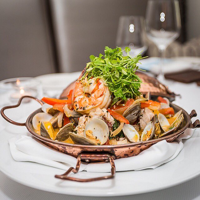 CATAPLANA: Fish of the day, clams, shrimp, sweet peppers, tomato and onion in a white wine and white port broth. Hungry yet? 🤤