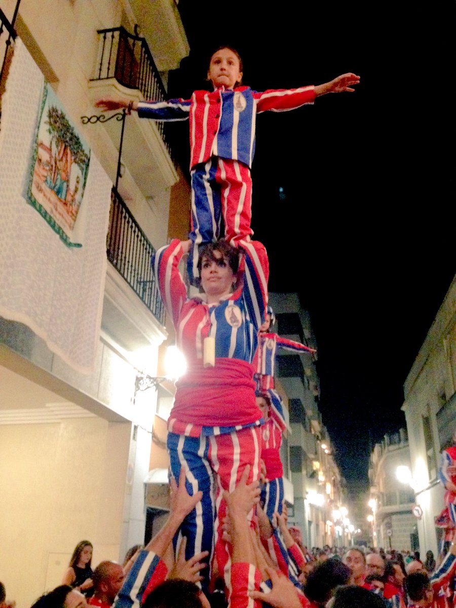 muixerangablava's tweet image. Pinets en el carrer Capella #amunt la #Muixeranga !! #AlgemesiUnesco