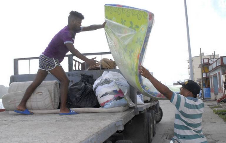 EcuavisaInforma's tweet photo. Máximo nivel de alarma en #Cuba por huracán #Irma: 10.000 turistas evacuados. https://t.co/GcLdCDEYCh https://t.co/UO4R17b3SU