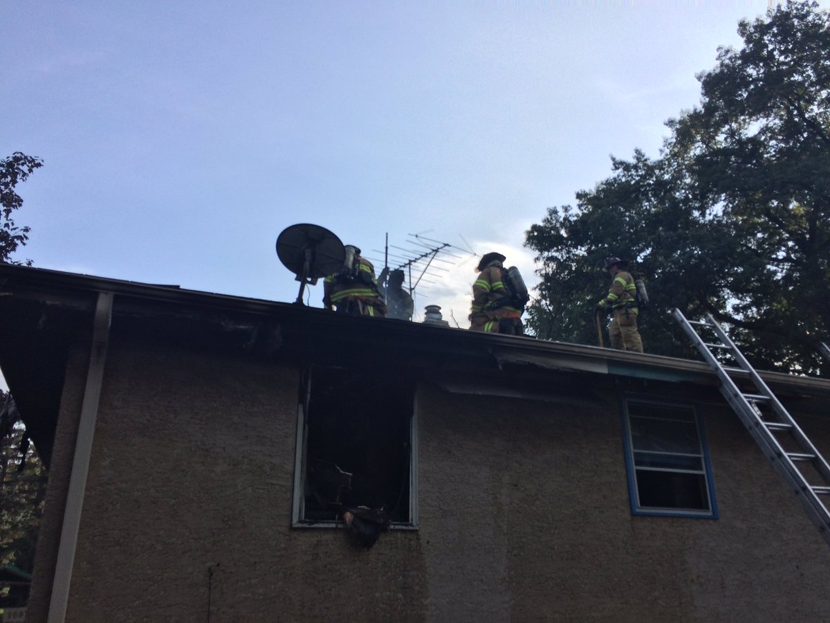 StPaulFireDept's tweet photo. House fire, 400 Blk Wilson.  Fire's out. No injuries. Chief 3 Command.  Cause under investigation. https://t.co/aec6c41XB1
