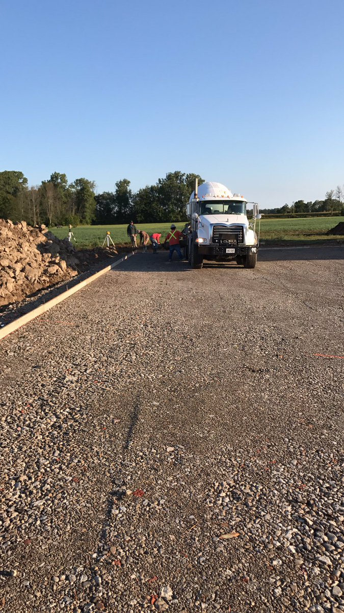 DJWassenaar's tweet photo. Pad job complete π we have 1 happy customer π next week we backfill and dress up the sides then #jobsdone π #farm17 #manure17 #build17 https://t.co/zAbieMvHtH