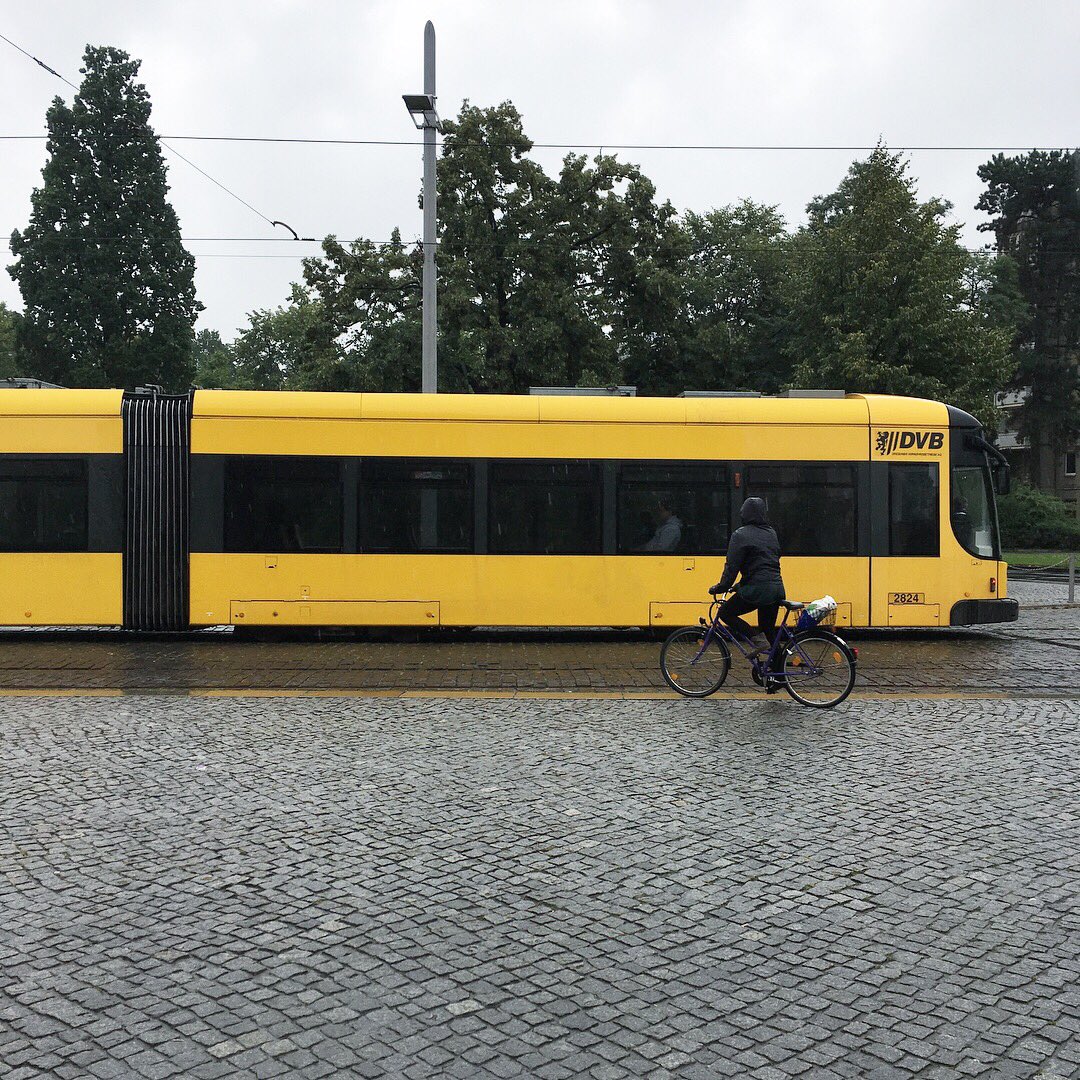 shi_ba_fu's tweet photo. ドレスデン、ベルリンのトラム、メトロ。
車両の角張ったところがいいな。
#芝生チェコドイツ旅 #dresden #berlin #鉄道 #tram #metro #icerail https://t.co/YjPomL6PUw