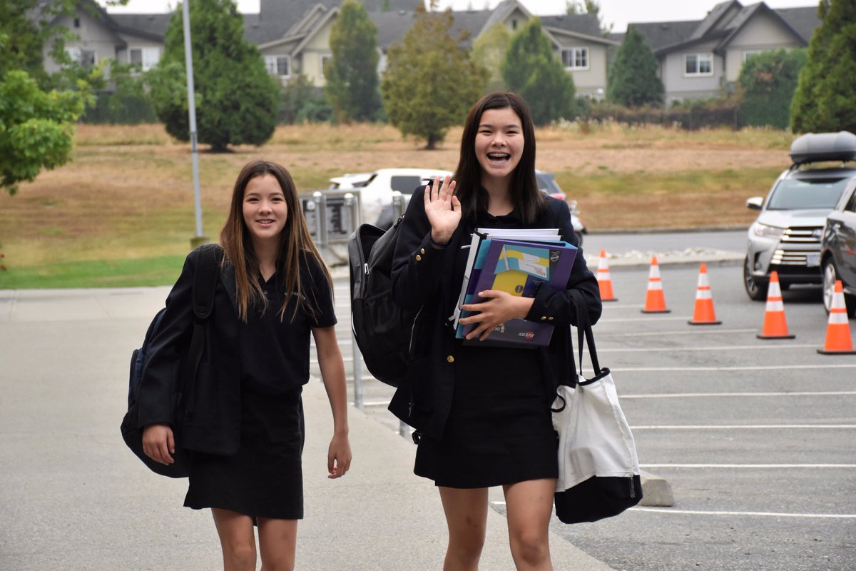 SouthridgeNews's tweet image. Such a fun morning welcoming students back to school! 🍎📚✏️ 
#sridge #backtoschool #firstdayofschool2017