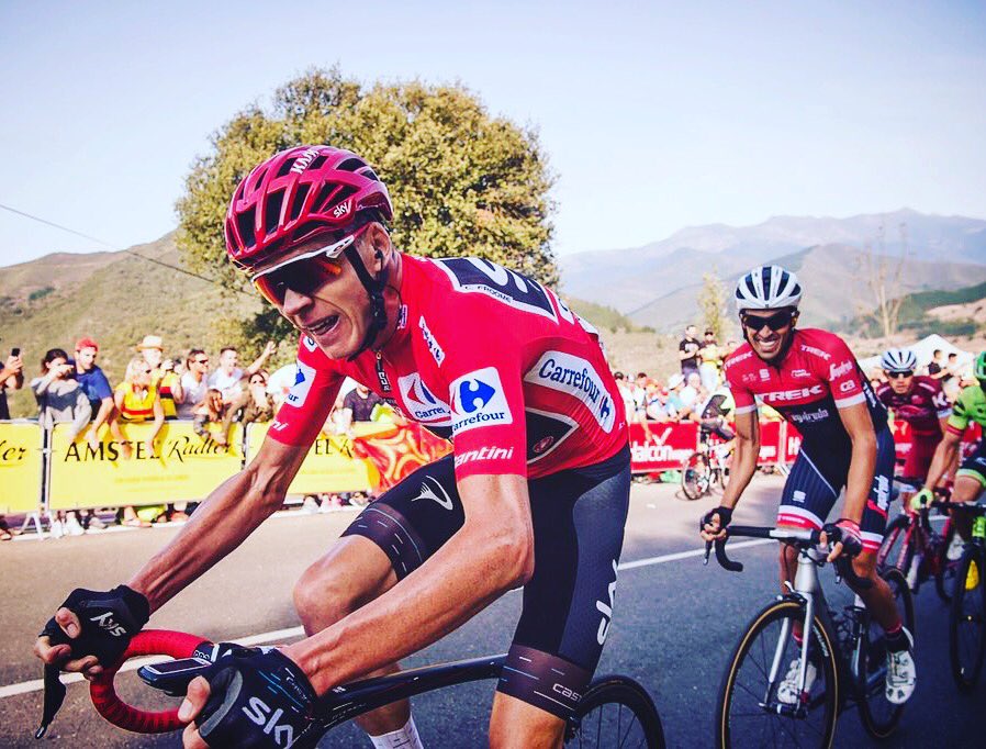 Fighting it out with El Pistolero 🔫👊
📸 <a href="/simongillphoto/">Simon Gill</a> 
#LV2017 #lavuelta #cycling