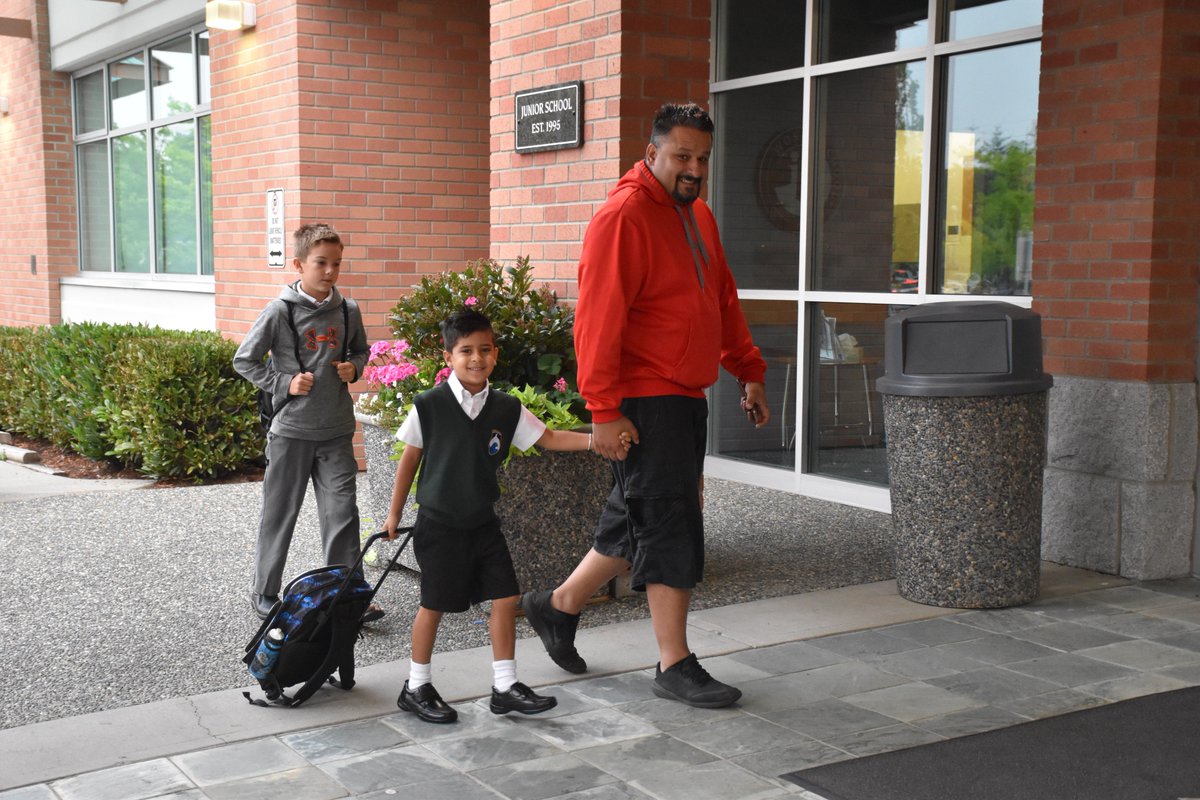 SouthridgeNews's tweet image. Such a fun morning welcoming students back to school! 🍎📚✏️ 
#sridge #backtoschool #firstdayofschool2017