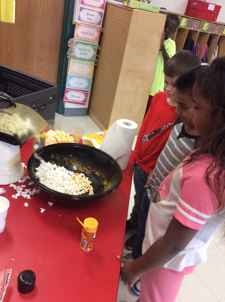 MrsB_2nd's tweet photo. Popcorn fun!! #McKinleyLeads https://t.co/jwepVmmmiv