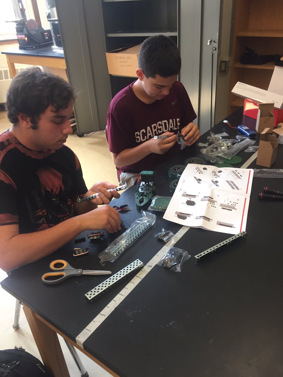 designbymcd's tweet photo. And the #robotics course begins! #shsdlab #robots #steam @lyokana59 @VEXRobotics https://t.co/VOixvPjL0o