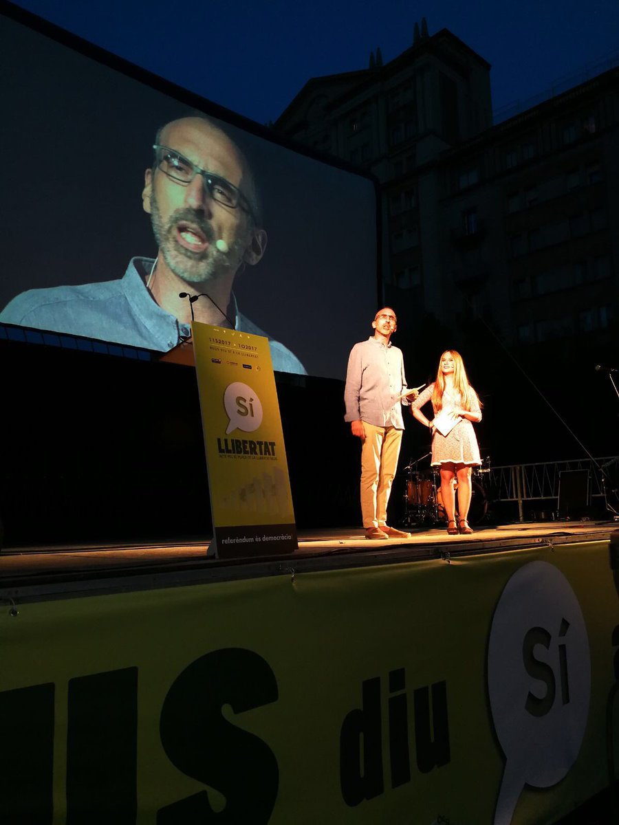 En Lluis Graells i la <a href="/SilviaSagala/">Sílvia Sagalà Roca</a> presentadors de l'acte, reciten els nom dels ponents d'avui entre l'aclamació de la gent #7SReuSÍ