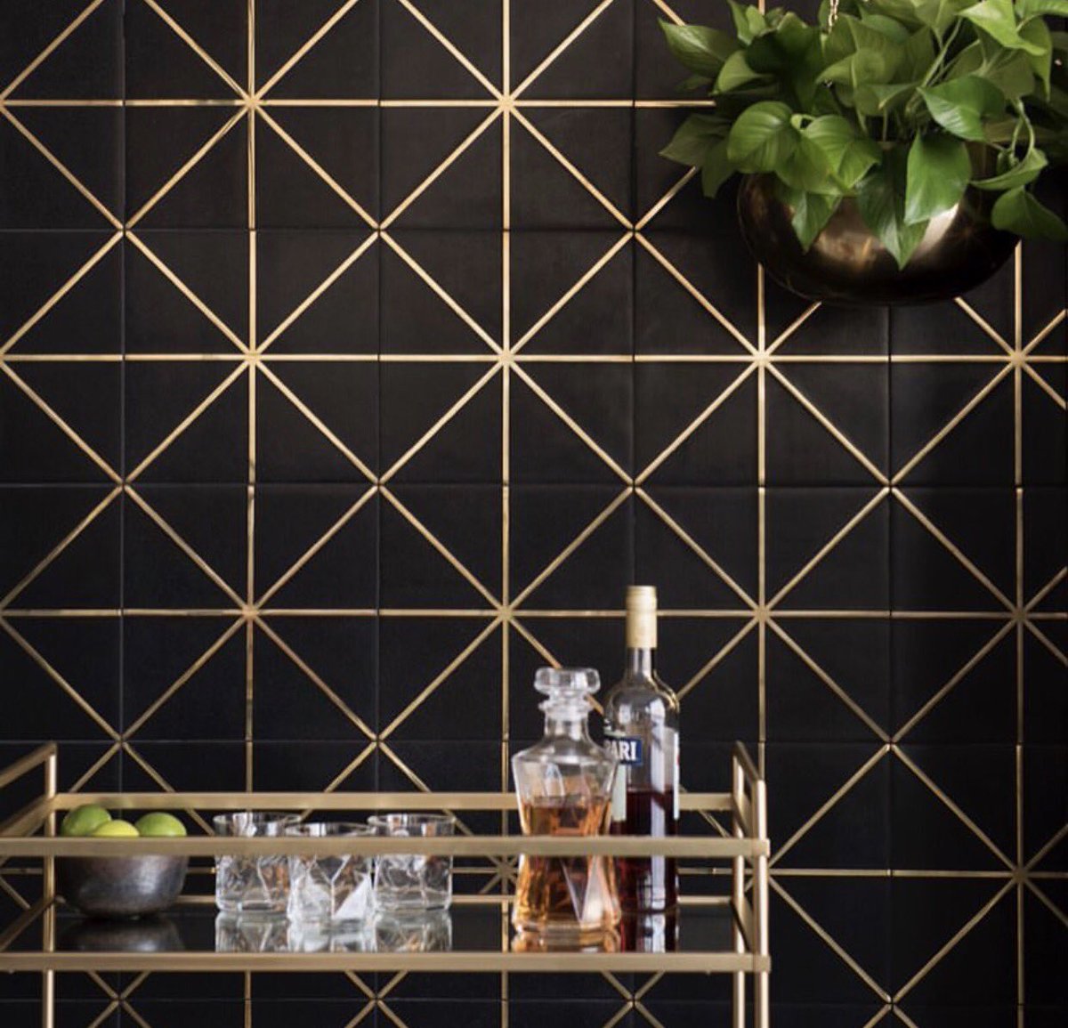 Sunderlands1883's tweet image. Glam up your bar area by using this spectacular tile by @WalkerZanger #sunderlandbros #tiledesigns #barspace #interiors