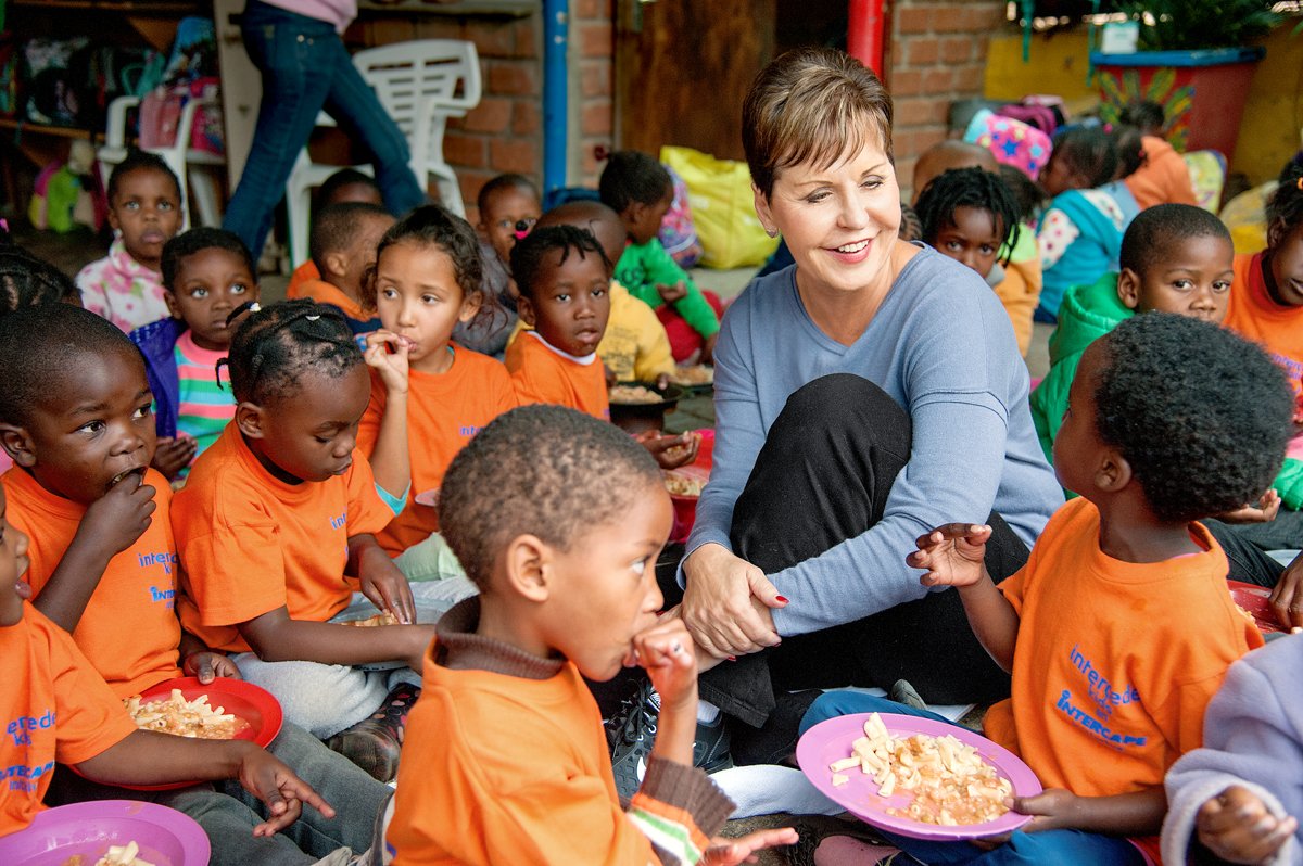 JoyceMeyer's tweet photo. "A little bit of love can bring a lot of healing." –Joyce #TBT #HandOfHope #GiveHope https://t.co/S4kuZJKeQj