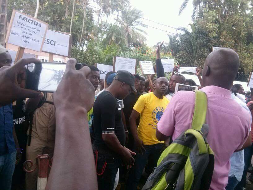 FesciToujours's tweet image. ■ La session de Remplacement pour les examens à Grand Tirage; 
■ La Bourse dans les Lycées et Collèges; 
■ La Suppression des COGES.