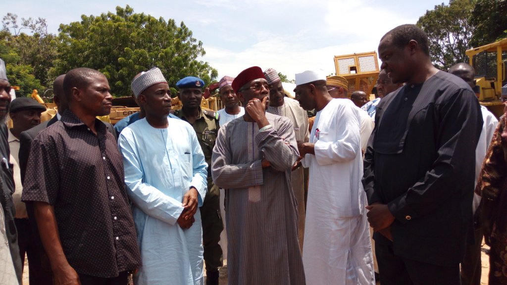 FmardNg's tweet photo. @AuduOgbeh @dr_bukar HM @AuduOgbeh on tour of the pest control labs, livestock workshops &amp; Agric equipment warehouse, some of which are in state of disrepair. https://t.co/7EcuwJQtNT