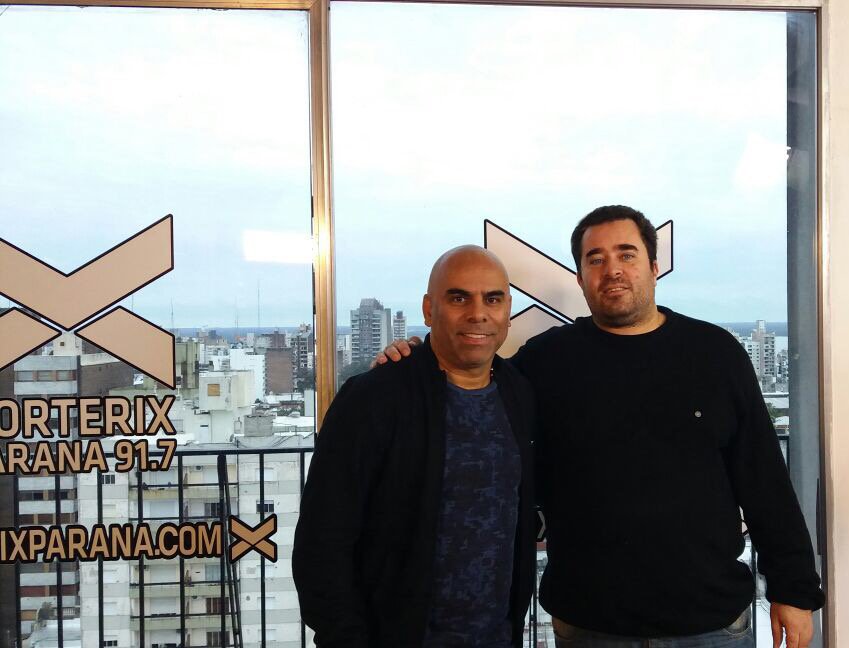 Hoy pasó <a href="/MChichoSerna/">Chicho Serna</a> por <a href="/vorterixparana/">Vorterix Paraná 91.7</a> y me pidió una foto