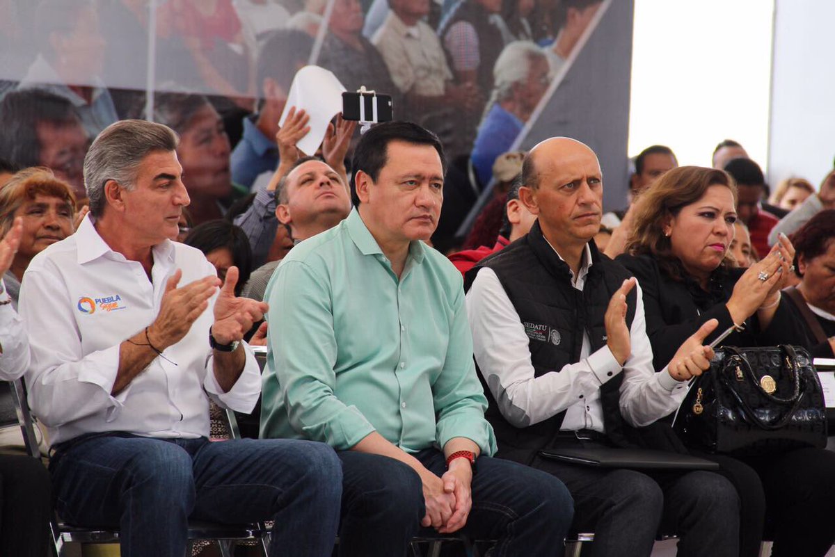 JuanCLastiri's tweet photo. Acompañando a la Sria @Rosario_Robles_ y al Srio @osoriochong se entregaron certificados #UnCuartoMás beneficiando a más familias poblanas https://t.co/5QsltxqiWH
