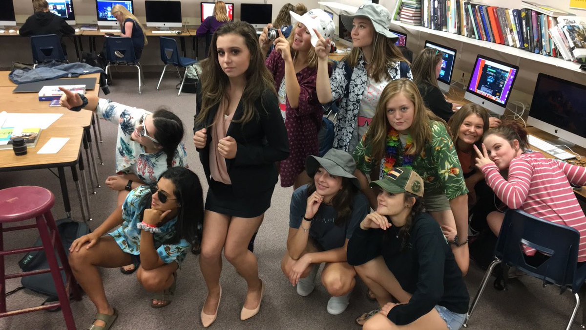 ChapYearbook's tweet photo. our staff is pumped for hoco!!!🏖#ChapHoco2017 #businesstrip #familyroadtrip https://t.co/nQeONpD500