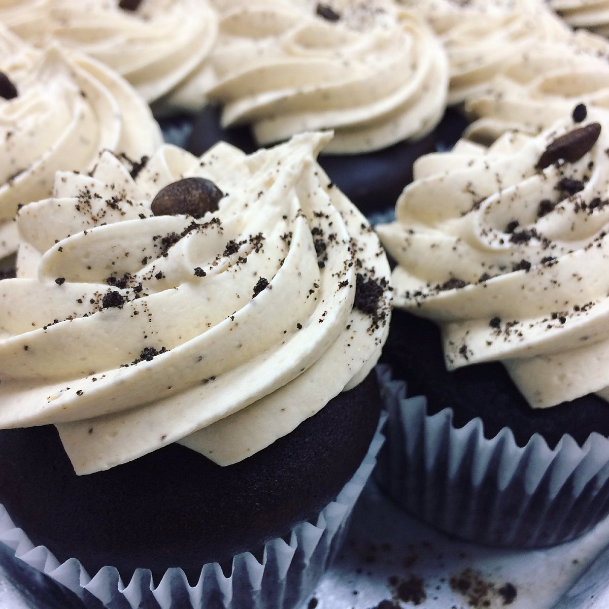 bluerosevegan's tweet photo. Twin Peaks flavours tonight at @124GrandMarket from 4-8pm! Damn good coffee, and cherry pie! Visit us?!?!?! https://t.co/XnwtOp2vmz