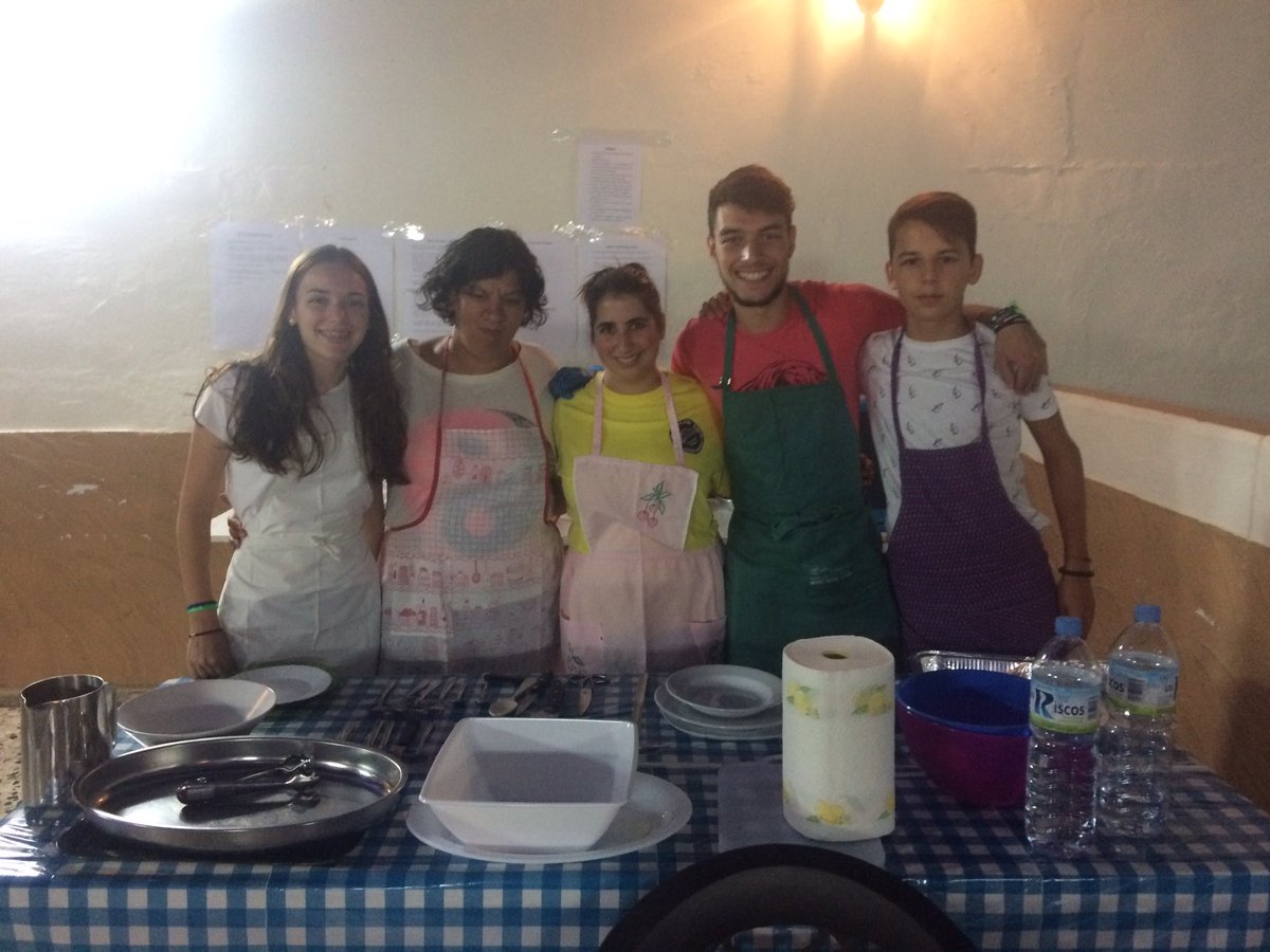 asocxamacka's tweet photo. "Manos a la olla" apunto de empezar la fase de cocina! Chicos listos yaaaa! @IJExtremadura @Junta_Ex #aytoesparragalejo #proyectoingeniax https://t.co/neBTM1Klcf
