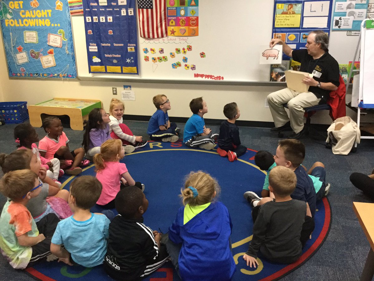 MsMarjP4's tweet photo. What a fun visit from Mr. Will today!! @indyprincipal #LibertyHawks #DecaturProud #indianapolispubliclibrary https://t.co/wqV7v5cmAD