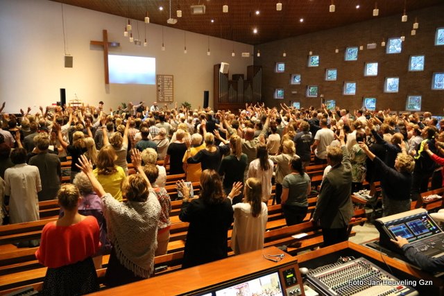 JanHeuvelingGzn's tweet photo. Feest in de 50 jaar oude #Adventkerk in #Spakenburg met @keeskraayenoord en  #band echt een #belevenis ter ere van onze #Hemelse #Vader ! https://t.co/pSF6ZHC8ip