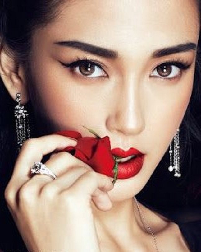 أشتاق لعينيك التي أحب تقبيلها
أشتاقُ إليها كثيراً
أشتاق لكلماتك التي لازال صوتك
بها يعزف على أوتار مسامعي
أشتاق لأحضانك بشغف
أشتاق وأشتاق🌹🍃