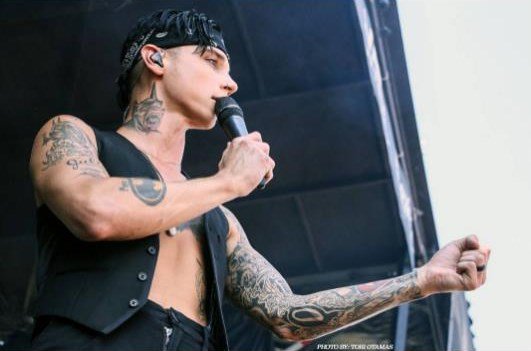 bvbfansworld's tweet photo. #WarpedLooksBack to great shots of @andyblack at #WarpedTour2017 
Photo credit: @ToriOtamas for @BreakFreeCO 
#Tb #WarpedTour #AndyBLACK 🎤💯🎶 https://t.co/imCZst5Rsr
