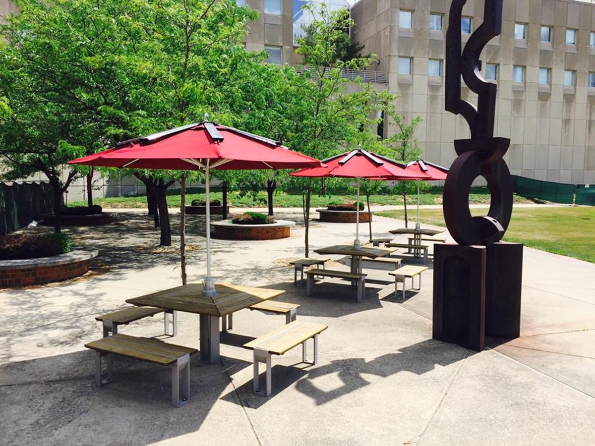 IUIndianapolis's tweet image. .@IUPUISustain installs five solar-powered umbrellas 🌞☂️ on campus near @IUPUI_ulib: bit.ly/2wLr6B1. #IUPUI