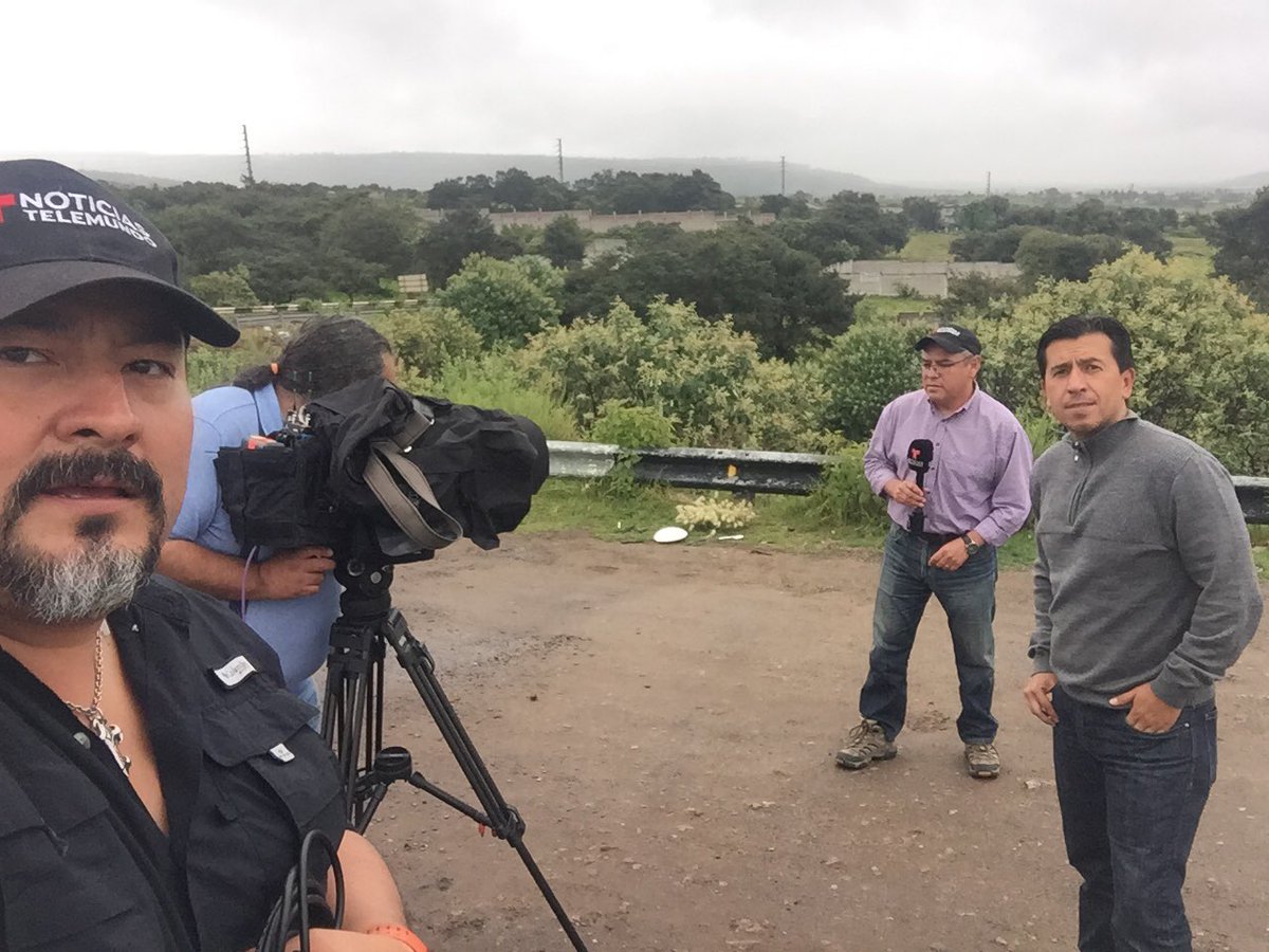 LeonelBastida's tweet photo. @raultorres70 y crew @TelemundoNews Rumbo a Tuxpan Veracruz #HuracanKatia @David_Vila https://t.co/lEy8N2oROP