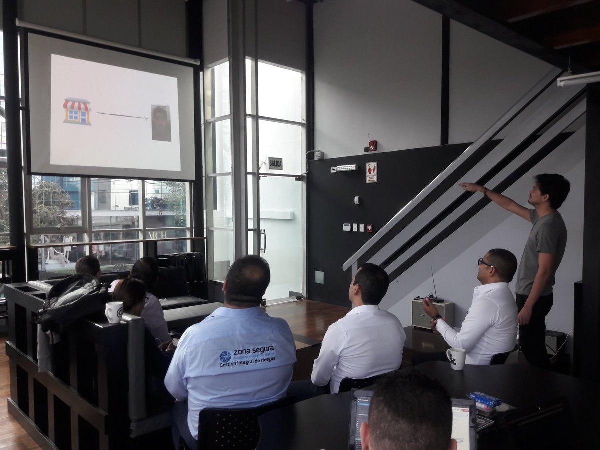 MartinVegaM's tweet photo. Visitando el Creative Lab de #FedEXCrossBorder en #Lima con @ddianasalazar y @linamariatabord #ProyectoColombiano #IngenioColombiano https://t.co/VJMVjBjLy2