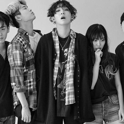 593WH's tweet image. 매일 누군가 만나고
      같이 밤을 지새우고
       늦은 담배를 물어