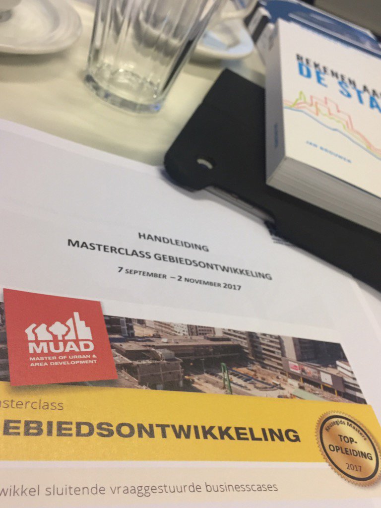 AQdeGroot's tweet photo. in de collegebank @MUAD_nl bij aftrap @ernavanholland. "Ontwikkelen=procescreativiteit". Eens!(En vooral gewoon leuk) https://t.co/UMlxnq8e9E
